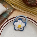 Élastique à cheveux en denim bleu avec broderie blanche et pompon jaune central - Fleur Bleue à Pompon (NK1705)