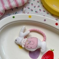 Élastique à cheveux lapin mignon avec robe marguerites roses et perles sur plat - Lapin Heureux Rose