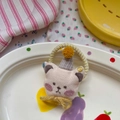 Chouchou chat en peluche beige avec chapeau à carreaux jaunes et bande élastique tissée - Ours avec Chapeau d'Anniversaire
