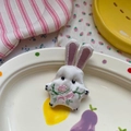 Chouchou lapin blanc mignon avec broderie florale et finition satinée pour filles - Lapin Blanc Brodé