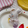 Élastique lapin en lin beige fait main avec jupe en dentelle rose et perles - Petite Souris