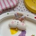 Élastique à cheveux peluche tête de lapin blanc crème avec oreilles fleuries et grelot - Lapin avec Clochette
