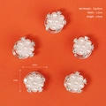 Dettaglio di bottoni per fermagli con perle e strass da 15mm in un set da 5 pezzi - Stile Grappolo di Fiori di Perle Argentato (HS-J6393)
