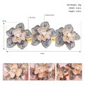 Dettaglio del fermaglio floreale con tre fiori e centri di perle in lega di zinco - Stile Grigio (HS-J6344)