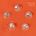 Dettaglio di fermagli a spirale argentati da 12 mm con strass su sfondo arancione acceso - Stile Strass a Spirale Argentato (HS-J6392)