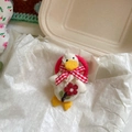 Élastique à cheveux canard artisanal avec nœud rouge et broderies de fleurs - Canard Beige avec Écharpe