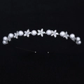Diadema plateada elegante con perlas blancas y detalles de flores de circón brillante - Estilo de Flor de Cinco Pétalos con Perlas (TS-J2942)