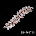 Pasador de pluma dorada con circonitas brillantes sobre un fondo oscuro elegante - Estilo Dorado (HS-J6379G)
