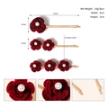 Dettaglio di tre fermagli dorati con rose rosse floccate e perle d'imitazione - Set Fiori Rossi / Rosso
