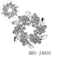 Spilla a ghirlanda in lega d'argento con strass bianchi e accenti di cristallo - Argento + Strass Bianchi (BRS-J403S)