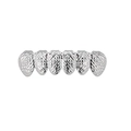 Detail van verzilverde hiphop-grillz met een diamantgeslepen kruisvormige textuur - Onder / Zilver