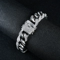 Detail eines 18mm silbernen Cuban Link Armbands mit glänzenden Zirkonia Steinen besetzt - 18mm Breit / Weißgold