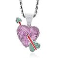 Détail d'un pendentif cœur hip-hop serti de pierres roses et vertes sur chaîne argent - (Style 5) Flèche Rouge Argent + 60cm Chaîne Corde