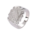 Vista macro di anello geometrico argento con zirconi bianchi incastonati a pavé - US 7 / Argento
