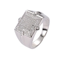 Detail eines silberfarbenen Hip-Hop-Rings mit AAA-Zirkonia in quadratischer geometrischer Form - Größe 7 / Geometrischer Quadratischer Stil / Silber