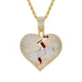 Dettaglio del ciondolo hip hop cuore spezzato con zirconi micro-pave e design a cerotto - Base Oro Benda Argentata Con Catena A Corda In Acciaio Inossidabile