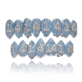Set Grillz da vampiro hip hop in argento con pietre di zircone blu e bianche su fondo - Set Platino