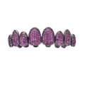 Gros plan d'un grillz hip-hop avec base en métal noir et zircons roses pavés - Grillz Supérieur / Rose rouge