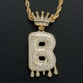 Detail van gouden kroon letter B hanger met micro-zirkonia en druppeleffect afwerking - Letter B / Goud