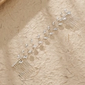 Tocado de novia artesanal con pedrería de marquesa y peines de plata sobre fondo neutro - Cadena de Pelo de Hoja Marquise Plata (HS-J6492S)