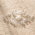 Dettaglio del pettine per capelli da sposa fatto a mano con perle e cristalli su carta - Stile Fiore Ceramica Perla Argento (HS-J6606S)