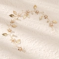 Détail de vigne de cheveux de mariée dorée avec feuilles métalliques perles et cristaux - Style Fleur Perle Dorée (HS-J6988G)