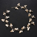 Détail de vigne à cheveux mariée avec perles blanches et feuilles dorées sur fond noir - Style Vigne Feuille Métal Perle Dorée (HS-J4419G)