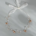 Détail d'un serre-tête de mariée fait main avec strass, perles et ruban en organza - Style Ruban Fleur Blanche Strass Doré (HS-J7126G)