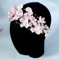 Dettaglio di corona di fiori rosa fatti a mano con filo dorato e perline - Stile Sfumato Rosa e Bianco (TS-J3341)