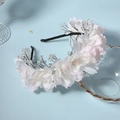 Dettaglio del cerchietto con rose in tessuto fatte a mano e perline di cristallo sposa - Stile Floreale Bianco Puro (TS-J3342)