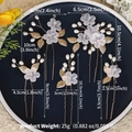 Vista detallada del set de horquillas para novia con flores acrílicas y hojas doradas - Dorado