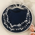 Diadema de novia hecha a mano con flores blancas y alambre plateado en bandeja azul - Plateado (HS-J7278S)