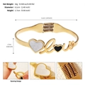 Bracciale rigido dorato in acciaio al titanio con scritta love e cuori, diametro 6,1 cm - Stile Cuore Lettera Love (BS-J5592G)