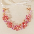 Cerchietto con fiori in resina rosa, perle bianche e foglie d'oro su nastro bianco - Oro HS-J7313G