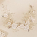 Elegante vite per capelli da sposa con fiori bianchi, foglie d'argento e perle da cerimonia - Stile Fiore Bianco e Foglia d'Argento (HS-J7369S)
