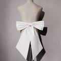 Detalle de un gran lazo nupcial blanco de satén multicapa con cintas largas en vestido - Estilo de Lazo Largo de Doble Capa (WS-J269WHITE)
