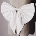 Detalle macro del lazo decorativo de tela blanca para la cintura de un vestido de princesa - Estilo Plisado Grande (WS-J268WHITE)