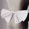 Elegante lazo grande de tela blanca para vestidos de novia mostrado en un maniquí - Estilo Plisado en Abanico (WS-J270WHITE)