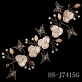 Elegante diadema de novia de hilo dorado con flores blancas, mariposas y perlas - Estilo de Mariposa y Flor de Doble Capa (HS-J7415G)