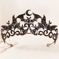 Gothic vleermuis en maan kroon tiara met zwarte strass steentjes voor Halloween feesten - Gunmetal Zwart (TS-J3423GMBLK)