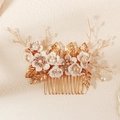 Elegante peineta dorada para novia con flores de arcilla blanca hechas a mano - Blanco (HS-J7417GWHITE)