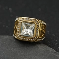 Anillo masónico bañado en oro con una gran piedra cuadrada y pavé de circonitas - US 7 / Oro + Piedra Blanca