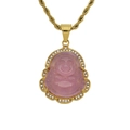 Gros plan du pendentif Bouddha Maitreya rose avec cristaux sur une chaîne dorée - Rose
