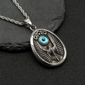 Colgante de águila de acero vintage con ojo turquesa azul sobre superficie de piedra - Solo Colgante