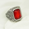 Vintage Wikinger-Ring mit rechteckigem rotem Rubin und oxidiertem Silber-Finish - US 7 / Stahl + Roter Stein