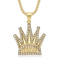 Collar con colgante de corona KING bañado en oro y circonitas sobre fondo blanco - Colgante de Corona Dorada / Solo colgante dorado