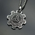 Collar colgante de engranaje con runas vikingas en acero inoxidable y símbolo Triquetra - Colgante Individual Color Plata