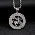 Dettagli macro del ciondolo a rilievo zodiaco Sagittario in finitura metallo argento - Sagittario - Colore Acciaio (Ciondolo Solo - Senza Catena)