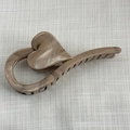 Dettaglio della grande pinza per capelli a cuore con motivo marmorizzato marrone - Motivo Inchiostro Caffè
