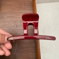 Detalle de pinza para pelo burdeos brillante con texto dorado elegante Barrette La France - Forma T Brillo / 10.5cm